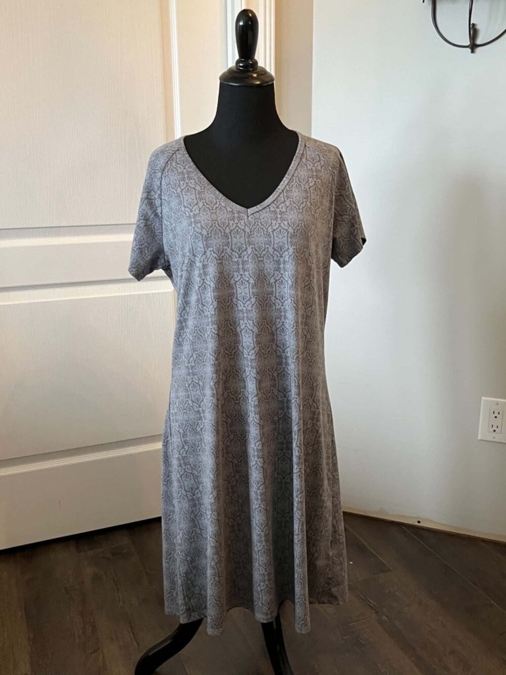 KUHL Oriana Cool Plus Dress V-neck Short Sleeve size Large Gray